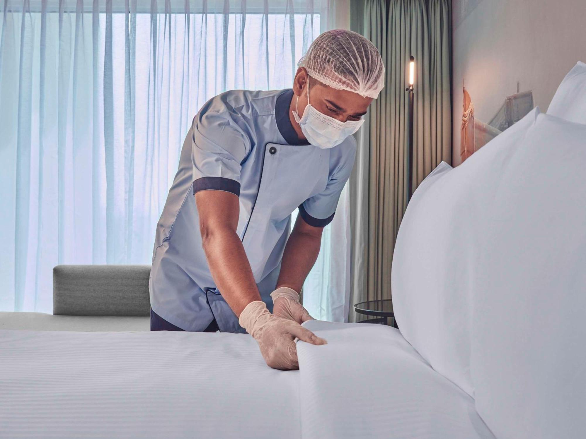 Novotel Mumbai International Airport Exterior foto A hotel housekeeper making a bed