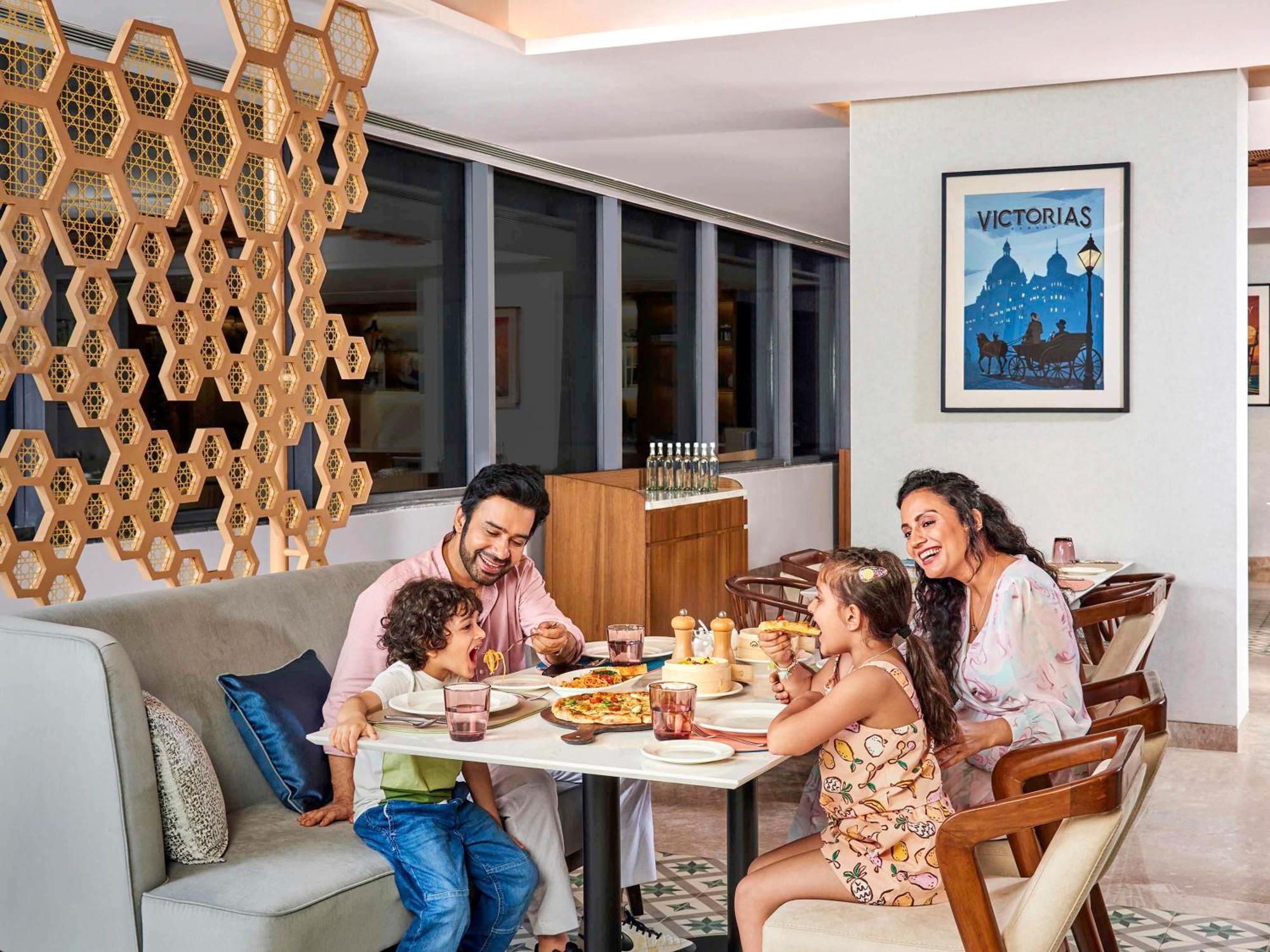 Novotel Mumbai International Airport Exterior foto Family dining at the hotel