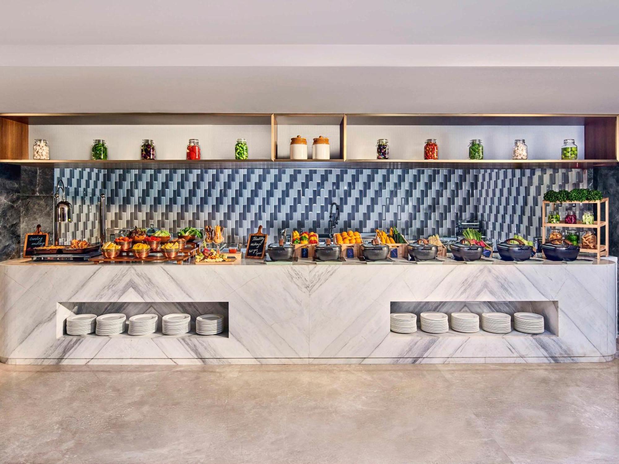 Novotel Mumbai International Airport Exterior foto The buffet at the hotel