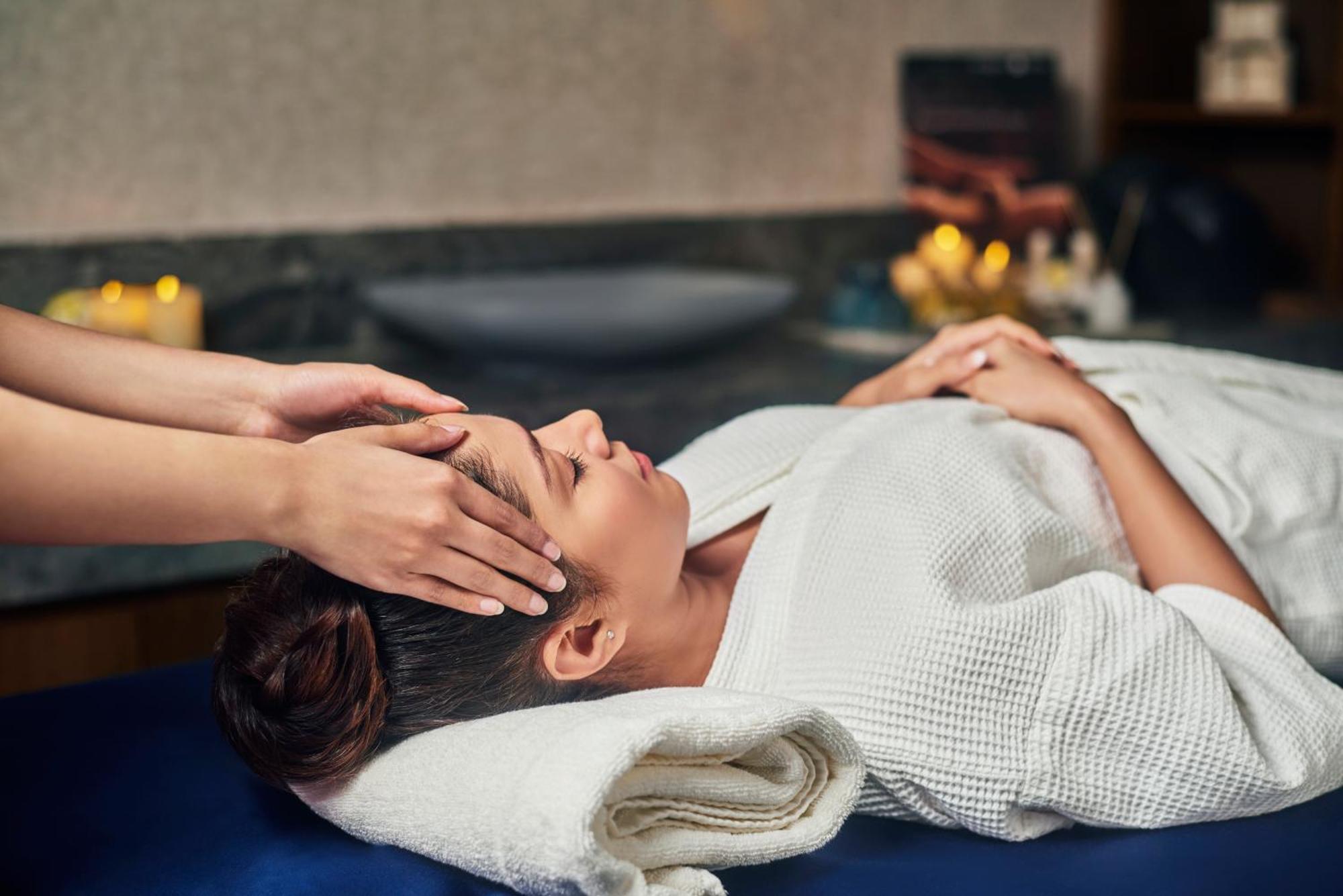 Novotel Mumbai International Airport Exterior foto A woman receiving a head massage