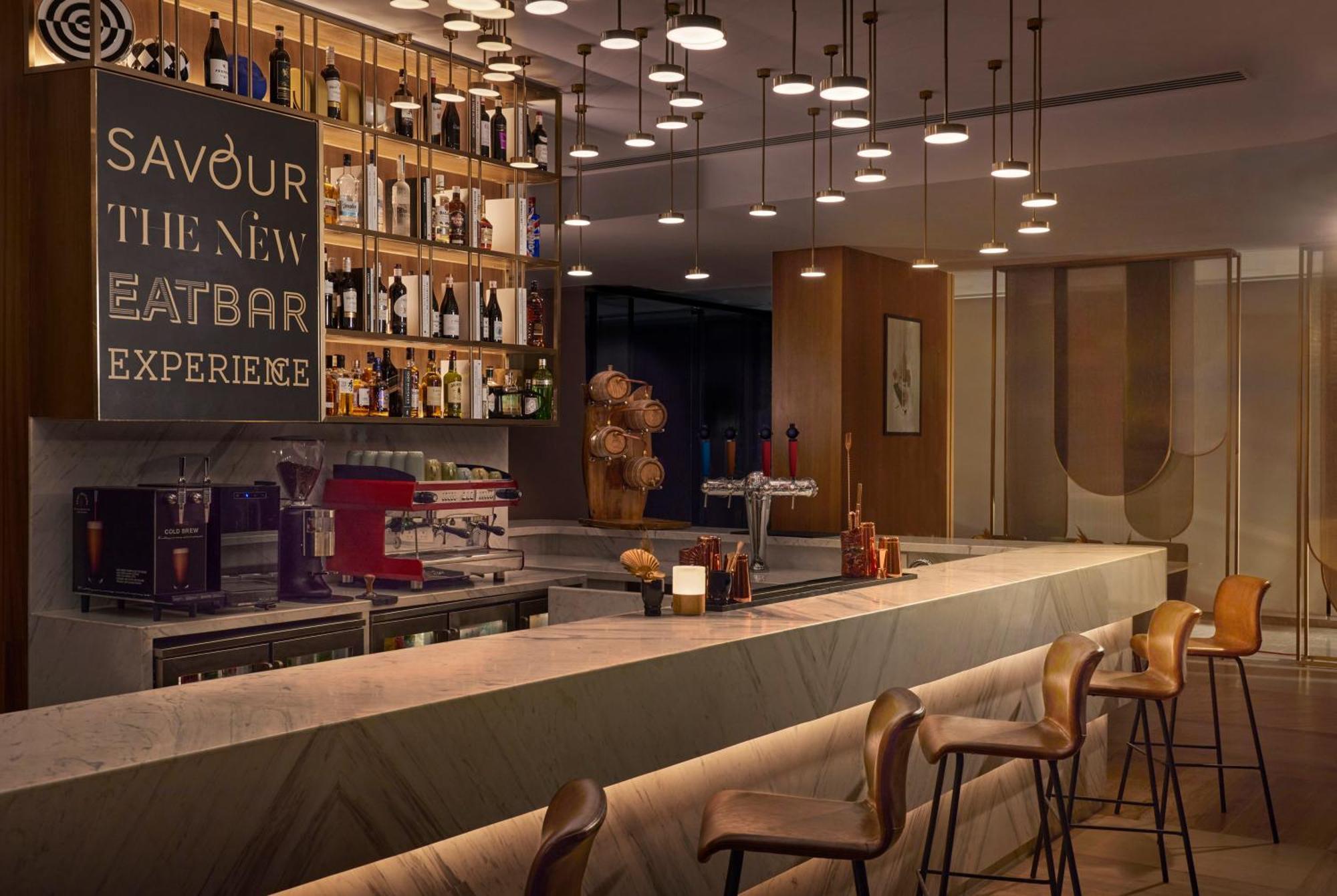 Novotel Mumbai International Airport Exterior foto The bar at the hotel