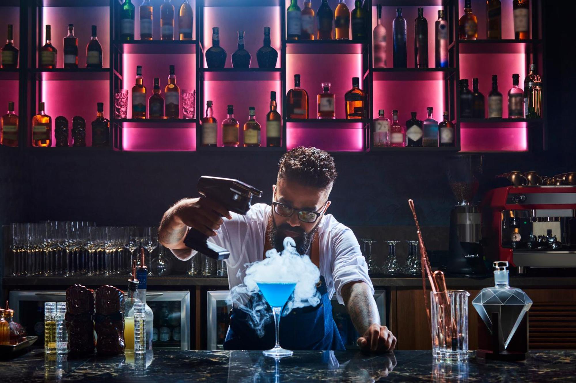 Novotel Mumbai International Airport Exterior foto A bartender at work