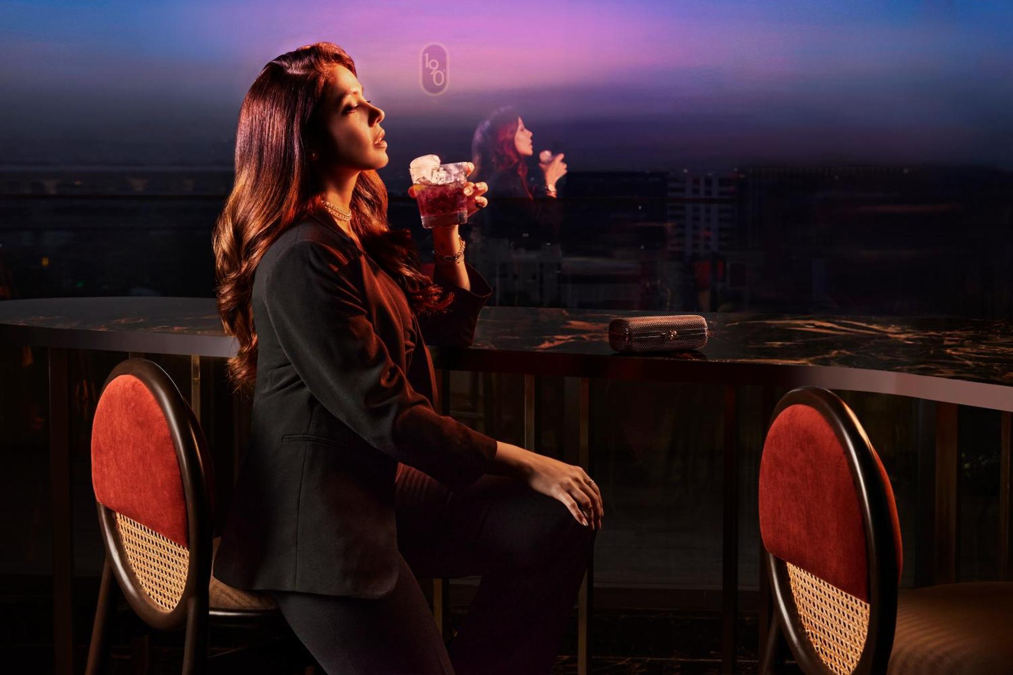 Novotel Mumbai International Airport Exterior foto A woman smoking hookah
