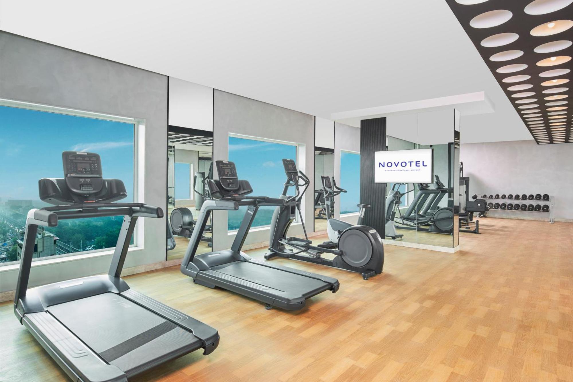 Novotel Mumbai International Airport Exterior foto A typical gym at a Novotel hotel