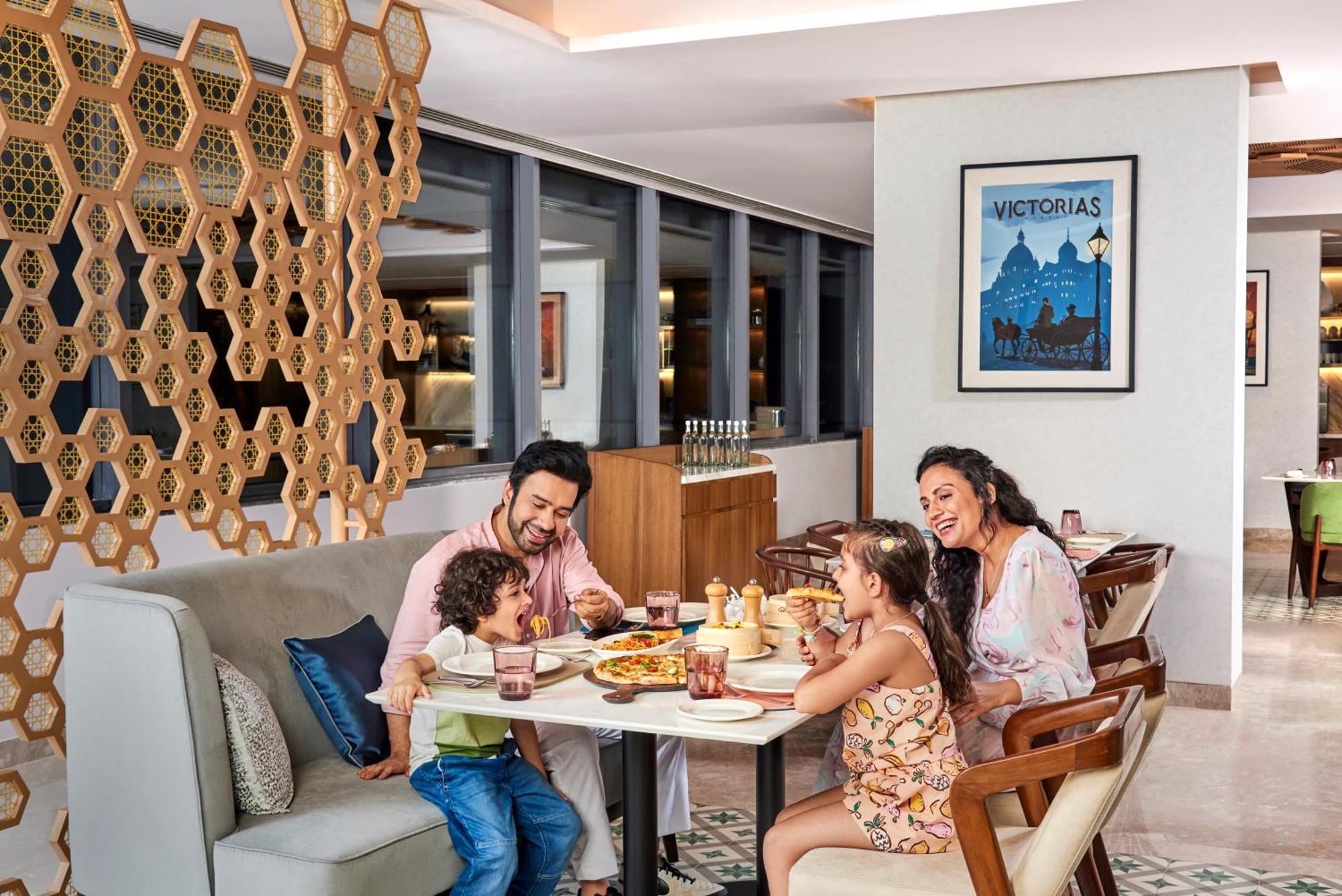 Novotel Mumbai International Airport Exterior foto Family dining at the hotel