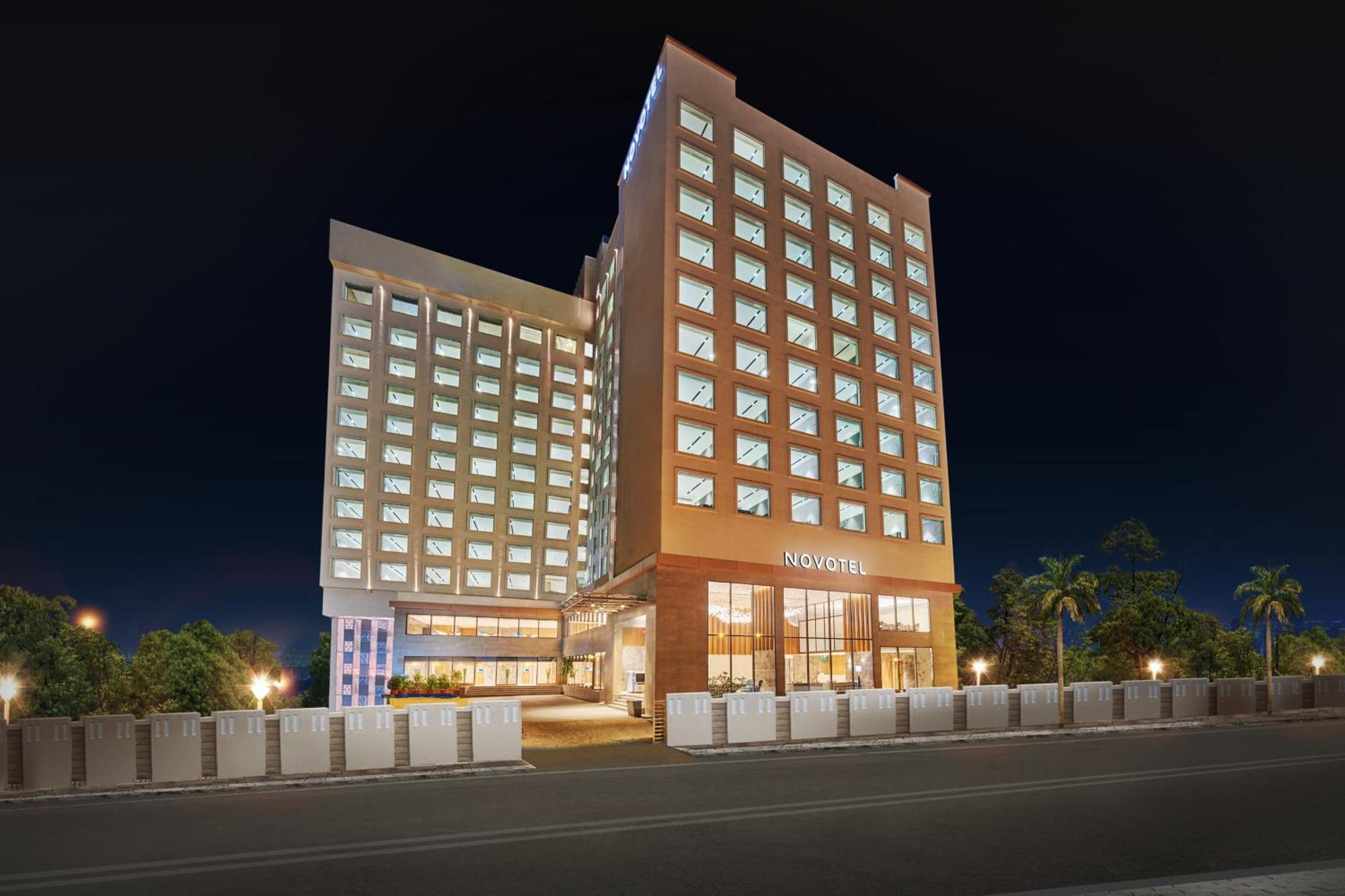 Novotel Mumbai International Airport Exterior foto The hotel at night